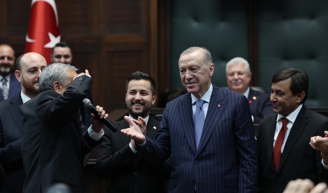 CHP’den AKP’ye transfer olan, rozetini takıldığı gün Cumhurbaşkanı ve AKP