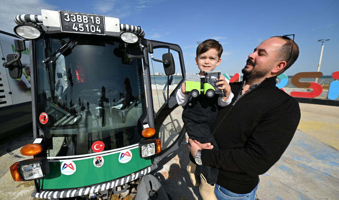 MERSİN BÜYÜKŞEHİR KÜÇÜK BİR HAYALİ BÜYÜK BİR SEVİNCE DÖNÜŞTÜRDÜ Mersin Büyükşehir Belediyesi, süpürge araçlarına olan sevgisi sosyal medyada paylaşılan