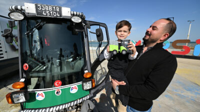 Mersin Büyükşehir Belediyesi, süpürge araçlarına olan sevgisi sosyal medyada paylaşılan