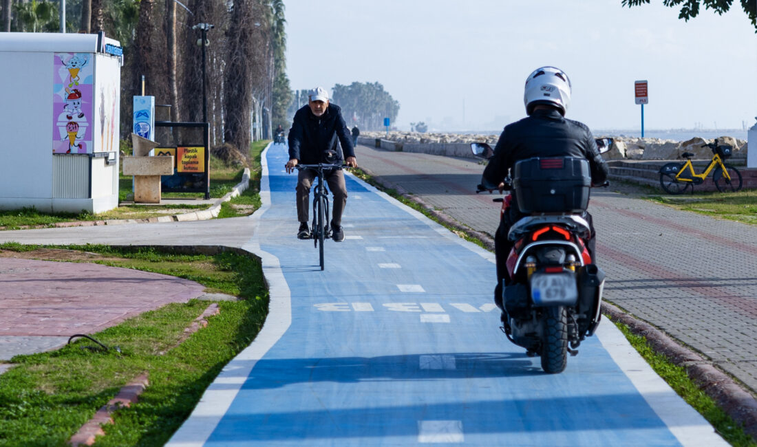 Mersin Büyükşehir Belediyesi, sahil bandında yayaların ve bisiklet kullanıcılarının güvenliğini