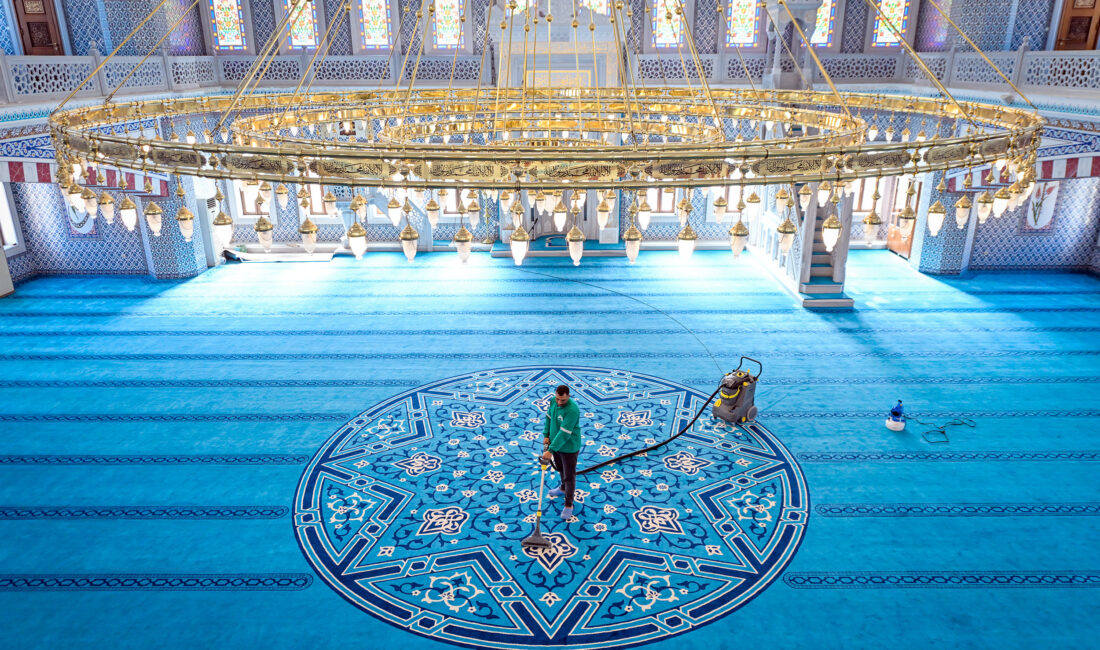 MERSİN BÜYÜKŞEHİR’DEN RAMAZAN AYI ÖNCESİNDE İBADETHANELERİN TEMİZLİĞİNDE YOĞUN MESAİ Vatandaşların sağlıklı ve hijyenik ortamlarda ibadetlerini yapabilmeleri için titizlikle çalışan