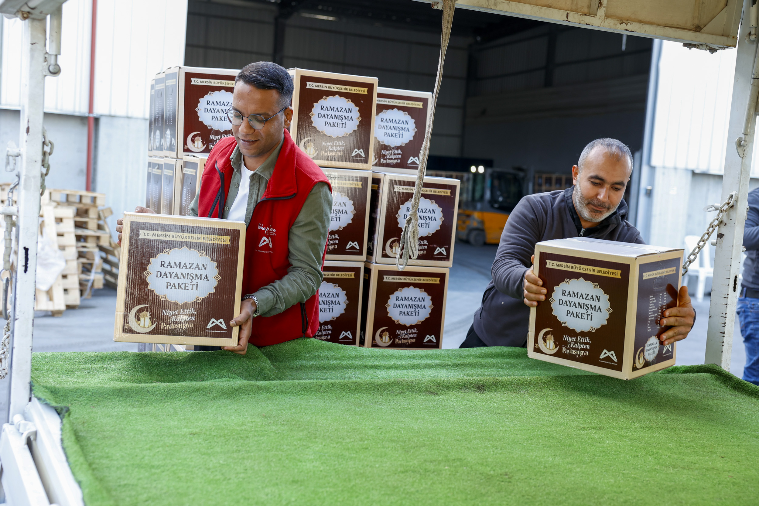 MERSİN BÜYÜKŞEHİR’İN ‘RAMAZAN DAYANIŞMA PAKETİ’ DAĞITIMLARI BAŞLADI