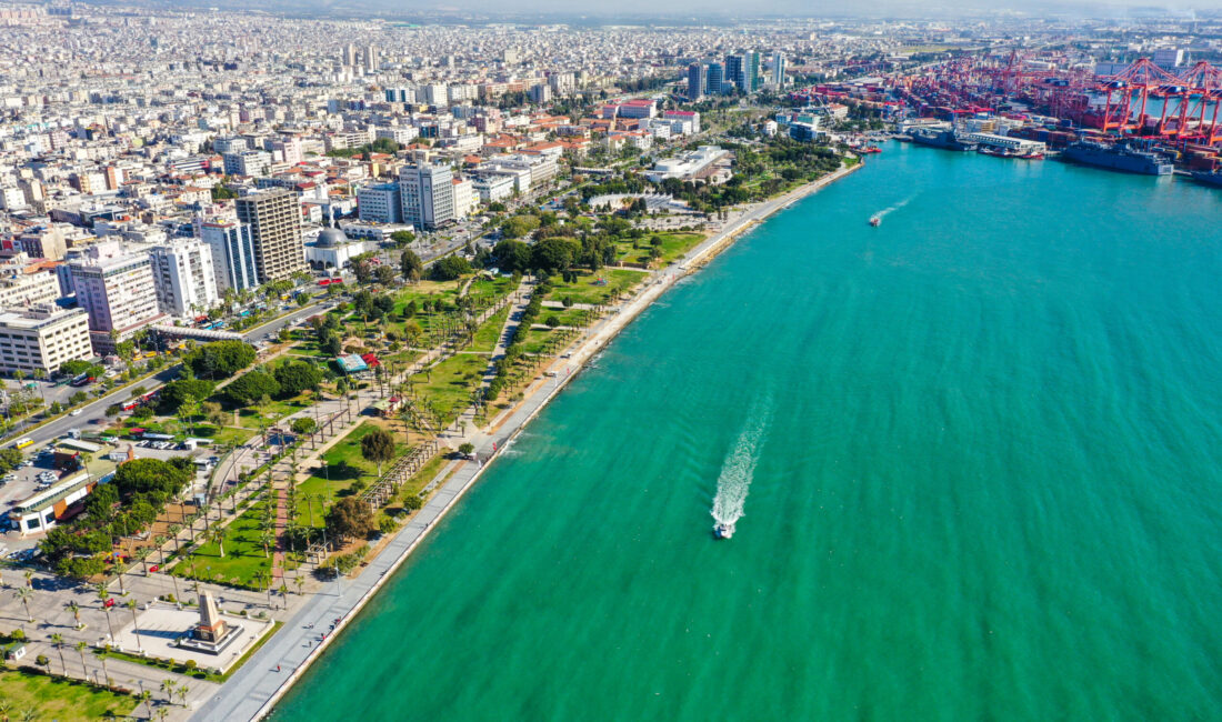 Mersin Çarşı’da yapılan sokak röportajlarında yurttaşlara kentin artıları, gelecek beklentileri