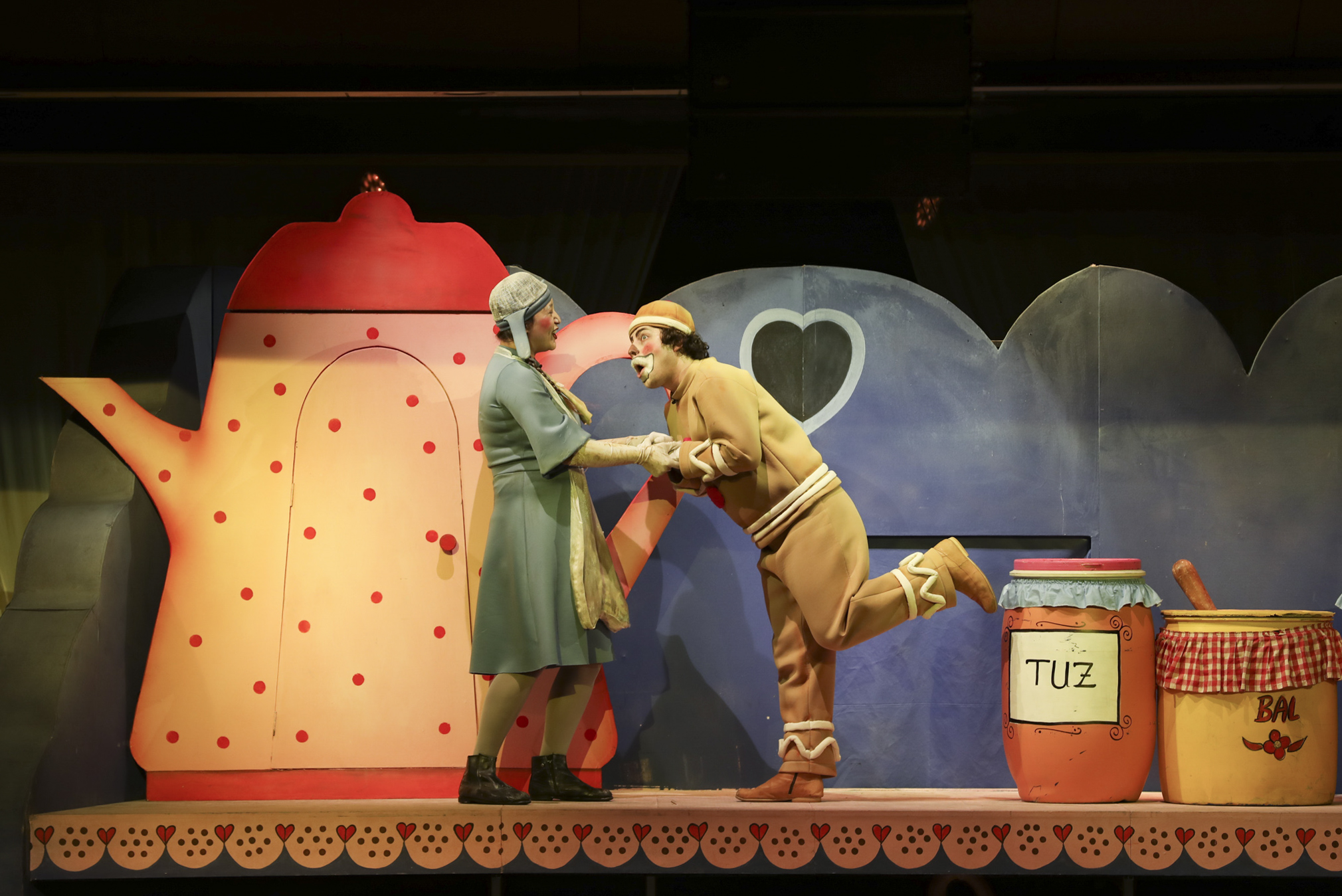 MERSİN ŞEHİR TİYATROSU’NA KÜÇÜK ELLERDEN BÜYÜK ALKIŞLAR