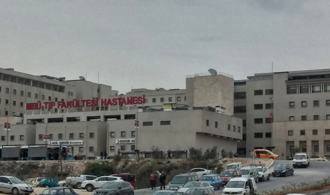 MEÜ Hastanesi Kapısında Bekletilen Hastalar! SOĞUKTA RANDEVU! Mersin Üniversitesi -MeÜ- Hastanesi’nde sabahın erken saatlerinde yaşanan görüntüler, “randevu