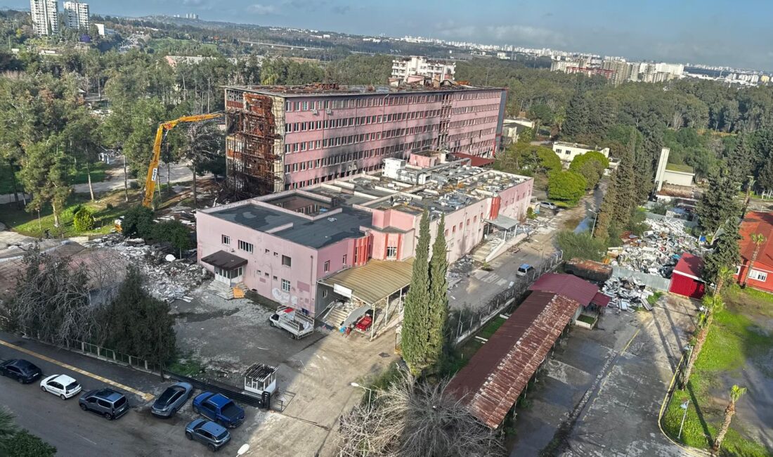 ADANA’DA YANAN HASTANEDE YIKIM BAŞLADI Yeni Sağlık Kompleksi İçin İlk Adım Atıldı