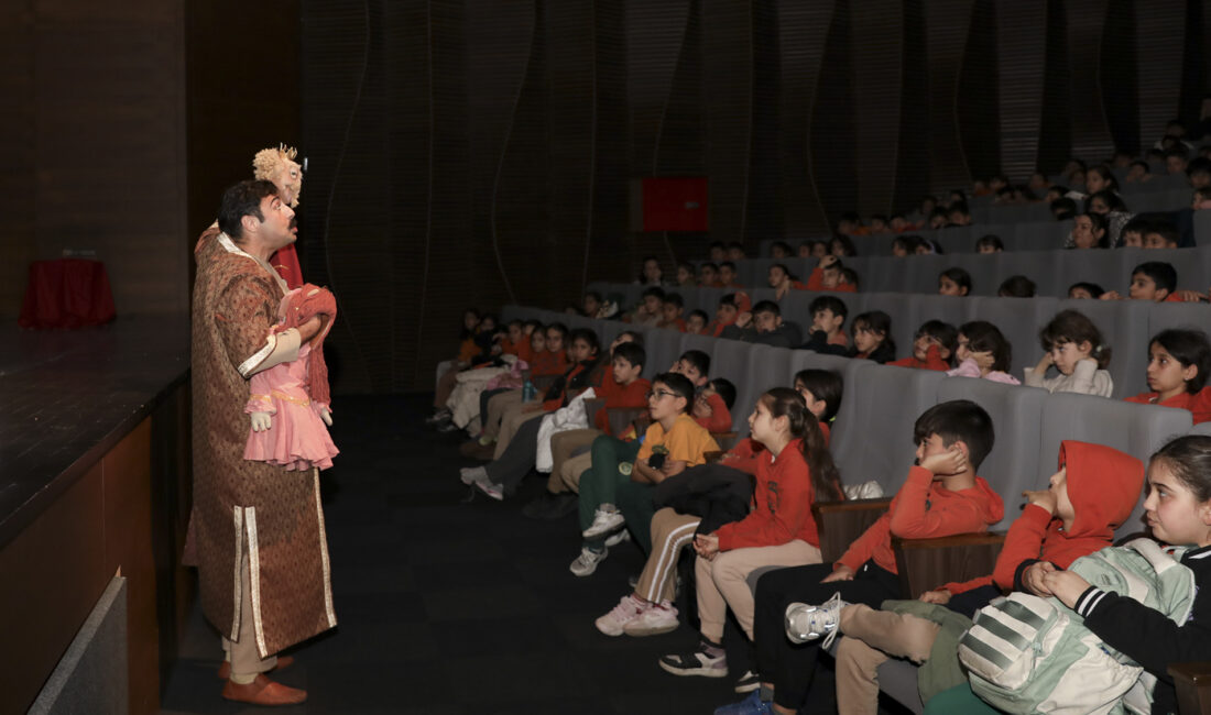 Mersin Büyükşehir Belediyesi Şehir Tiyatrosu, ‘Haydi Gençler Tiyatroya’ projesi kapsamında sahnelediği ‘Bilge Hekim