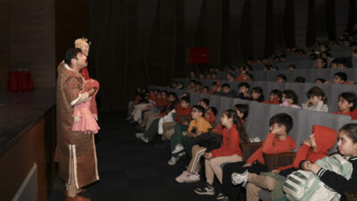 Mersin Büyükşehir Belediyesi Şehir Tiyatrosu, ‘Haydi Gençler Tiyatroya’ projesi kapsamında sahnelediği ‘Bilge Hekim