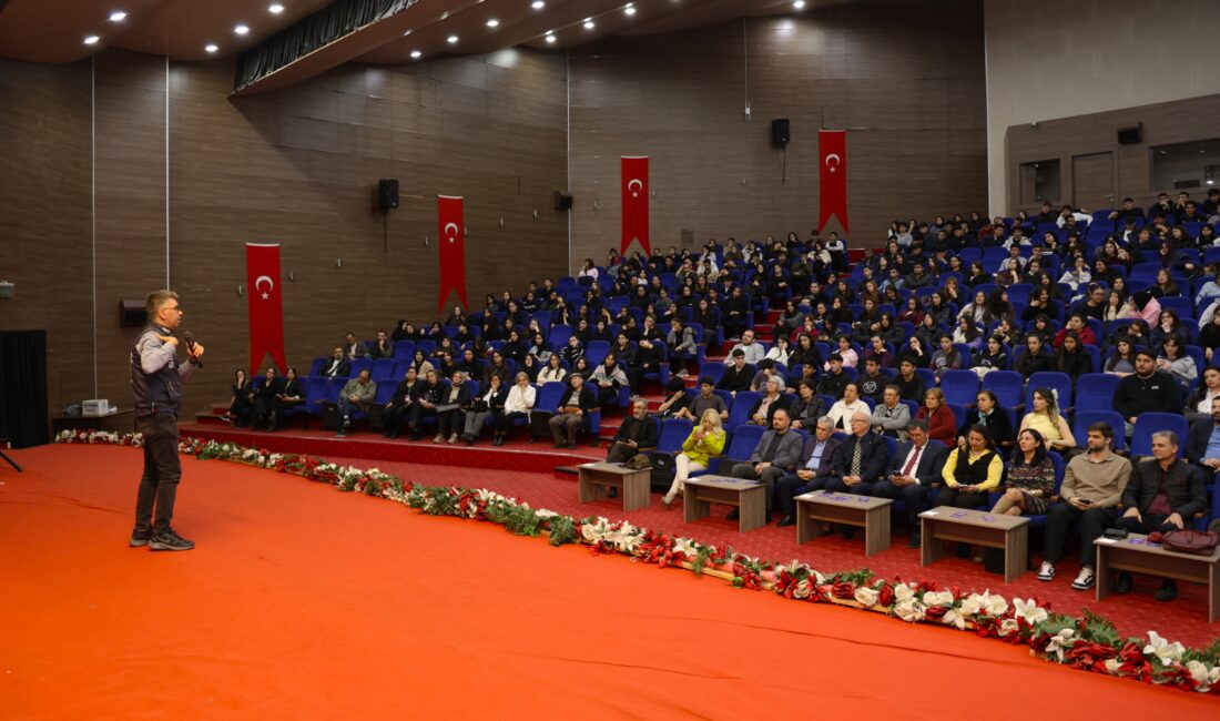 TOROSLAR’DA ÖĞRENCİLERE SİBER SUÇLAR VE DİJİTAL TEHLİKELER ANLATILDI Toroslar Belediyesi, öğrencilerin hem teknolojiyi doğru kullanmaları hem de dijital
