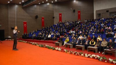 TOROSLAR’DA ÖĞRENCİLERE SİBER SUÇLAR VE DİJİTAL TEHLİKELER ANLATILDI Toroslar Belediyesi, öğrencilerin hem teknolojiyi doğru kullanmaları hem de dijital