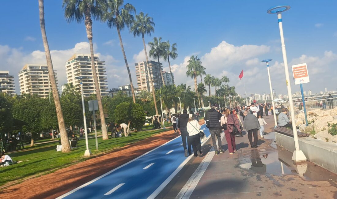 MERSİN’DE BAHAR HAVASI Son bir haftadır olumsuz hava koşulları sokağa çıkamayan Mersinliler bugünün