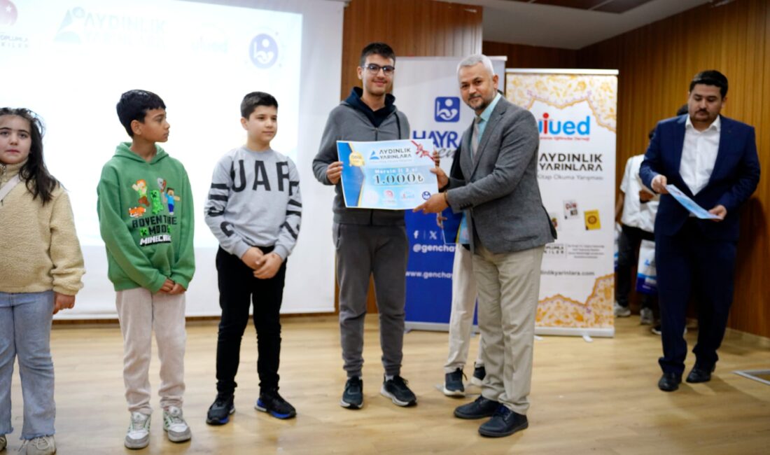 ÖZDEMİRCİ, “AYDINLIK YARINLARA KİTAP OKUMA YARIŞMASI” ÖDÜL TÖRENİNE KATILDI İl Millî Eğitim Müdürü Muhammed Özdemirci, Hayrat Vakfı ile Millî