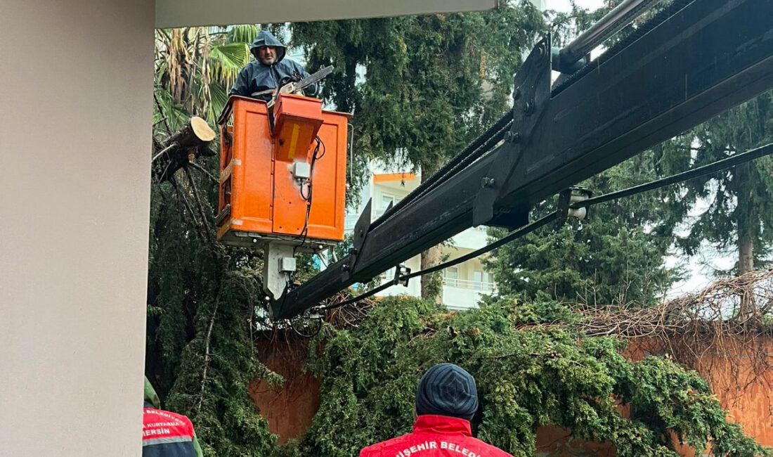 Yenişehir Belediyesi fırtınaya karşı seferber oldu! Mersin Yenişehir Belediyesi, kentte etkili olan şiddetli fırtına ve sağanak
