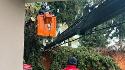 Mersin Yenişehir Belediyesi, kentte etkili olan şiddetli fırtına ve sağanak