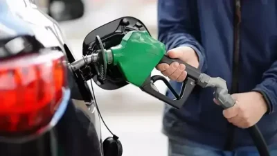 Akaryakıt fiyatlarında dalgalanma devam ediyor. Brent petrol fiyatlarındaki artış, döviz kurundaki hareketlilik ve vergi