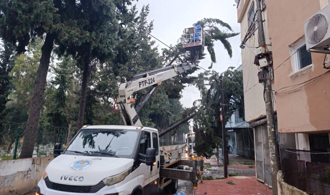 AKDENİZ BELEDİYESİ YAĞIŞLA MÜCADELESİNİ GÜN BOYU SÜRDÜRDÜ Akdeniz Belediyesi, il genelinde etkili olan aşırı yağışların ardından merkez