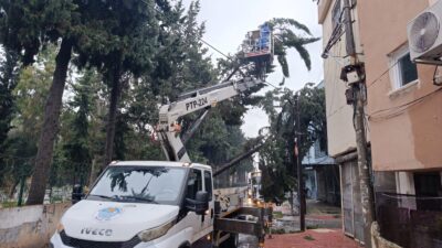 AKDENİZ BELEDİYESİ YAĞIŞLA MÜCADELESİNİ GÜN BOYU SÜRDÜRDÜ Akdeniz Belediyesi, il genelinde etkili olan aşırı yağışların ardından merkez