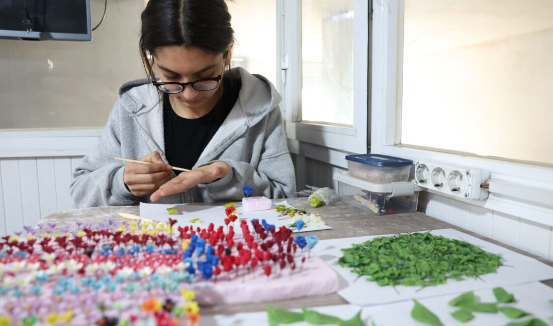 Akdeniz Belediyesi Kültür ve Sanat Evleri, mahallelerde kadınlar ve gençlere