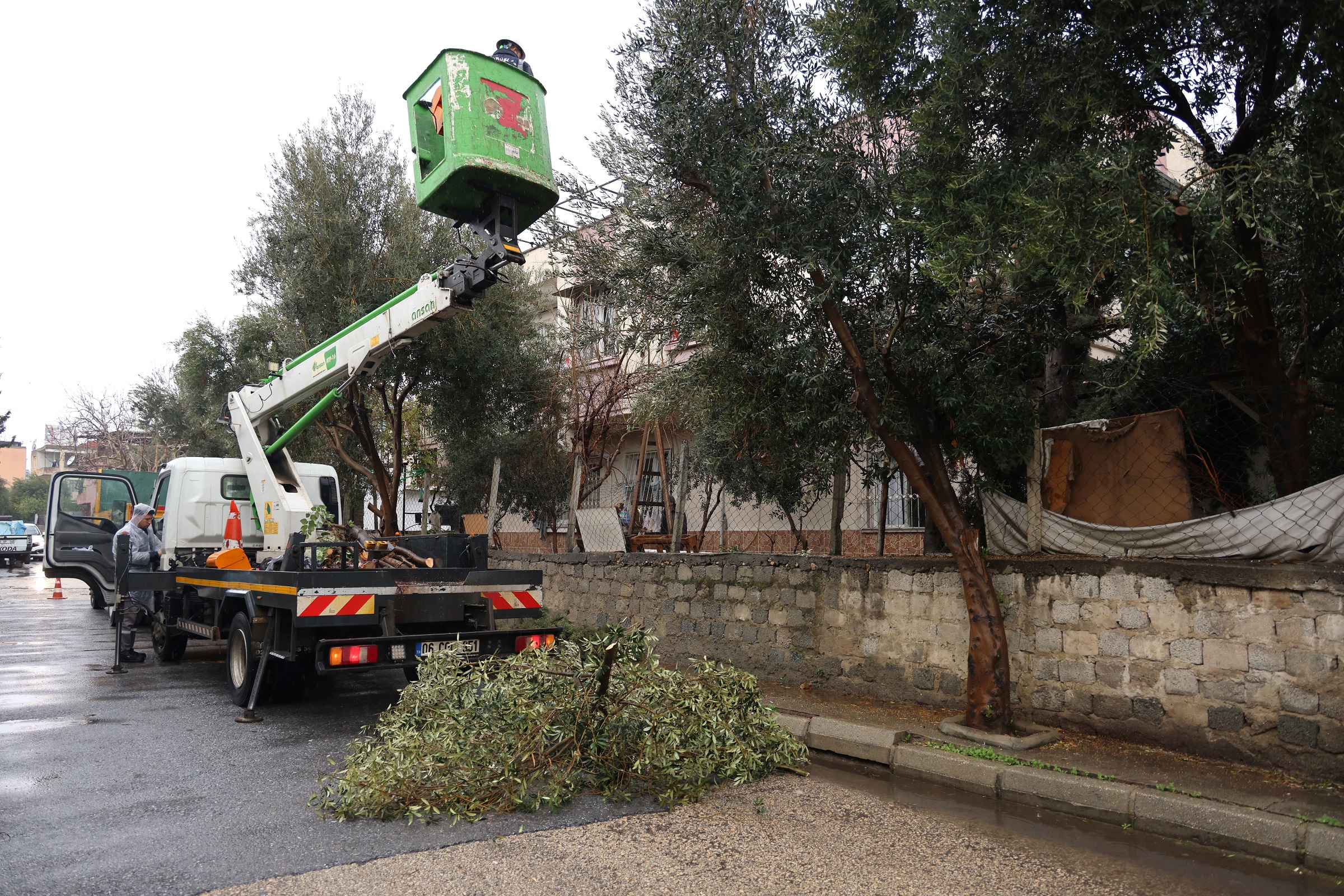 AĞAÇLAR DEVRİLDİ, ÇATILAR UÇTU: TOROSLAR BELEDİYESİ ANINDA SAHAYA İNDİ