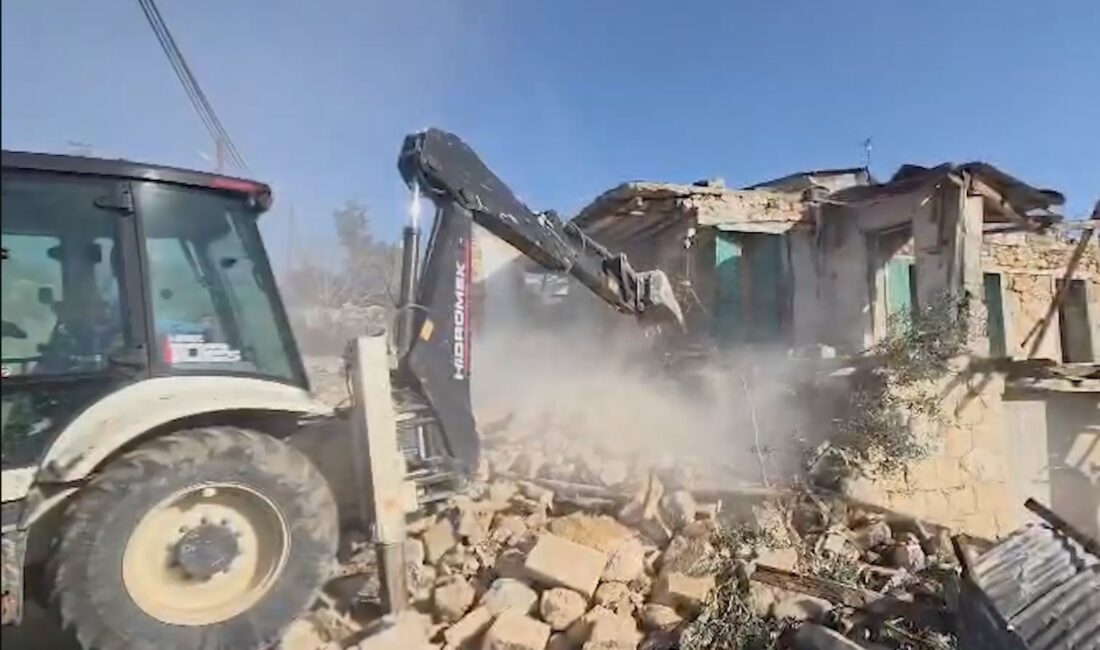 Akdeniz Belediyesi, çökme riski taşıyan yapılarla mücadelesini sürdürüyor Akdeniz Belediyesi, sahipleri tarafından terk edilmesi nedeniyle zamanla harabeye dönüşen,