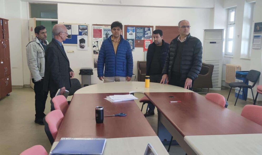 ÖZDEMİRCİ’DEN ERDEMLİ’DE EĞİTİM KURUMLARINA ZİYARET İl Millî Eğitim Müdürü Muhammed Özdemirci, Erdemli ilçesinde gerçekleştirdiği ziyaretler