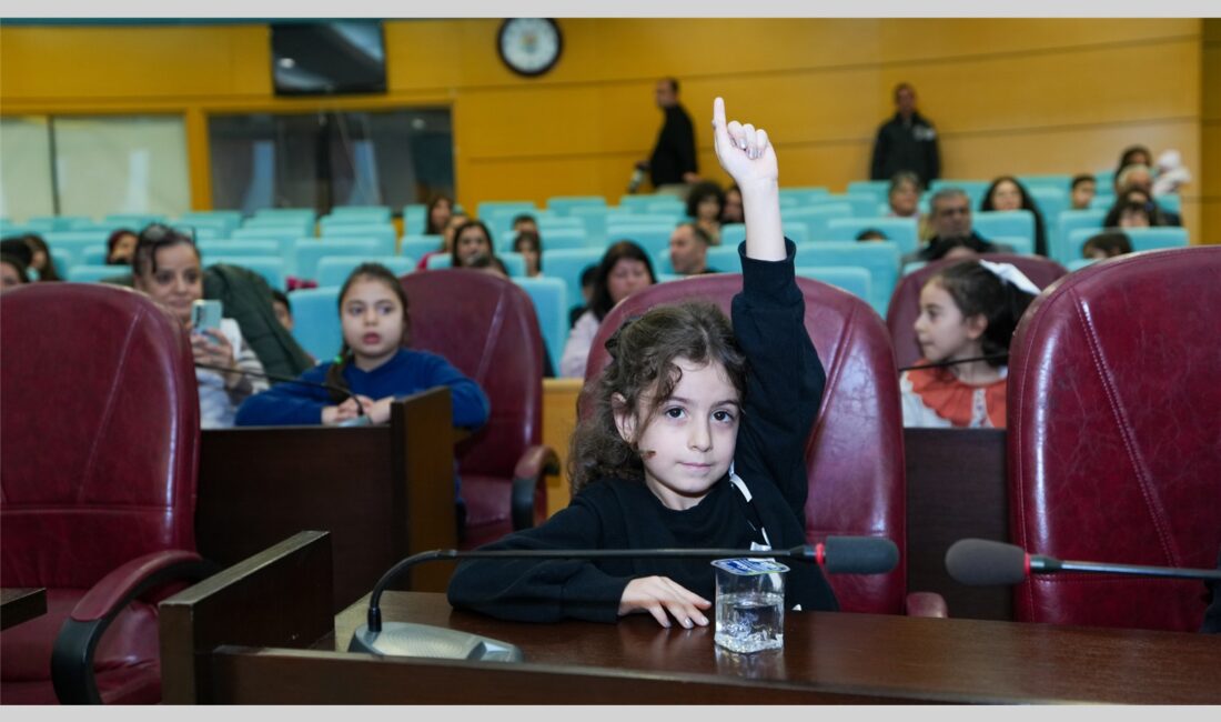Tarsus Belediyesi’nin geleneksel dilek ağacı etkinliği, bu yıl da çocukların