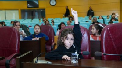 Tarsus Belediyesi’nin geleneksel dilek ağacı etkinliği, bu yıl da çocukların