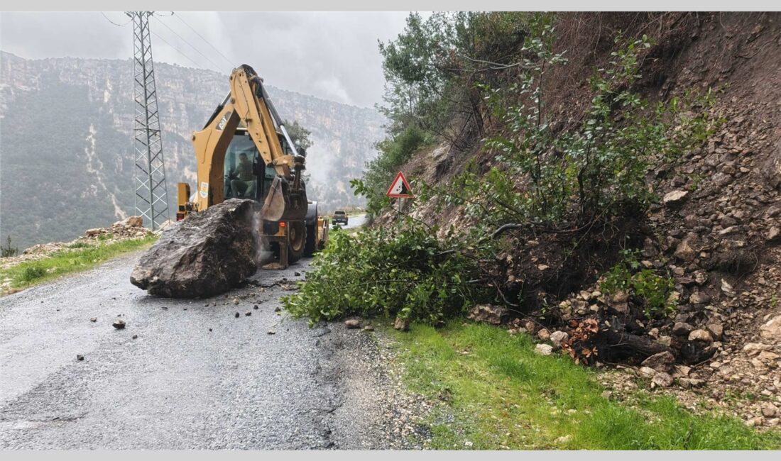 Tarsus Belediyesi ekipleri, Perşembe akşam saatlerinden itibaren etkili olan yağışlara