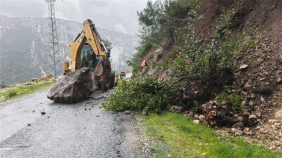 Tarsus Belediyesi ekipleri, Perşembe akşam saatlerinden itibaren etkili olan yağışlara