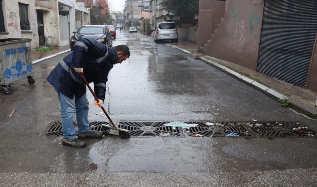 TOROSLAR BELEDİYESİ ŞİDDETLİ YAĞIŞLARA KARŞI SAHADA: MAZGALLAR TEK TEK TEMİZLENİYOR Kent genelinde iki gündür etkili olan yoğun yağışlara karşı Toroslar