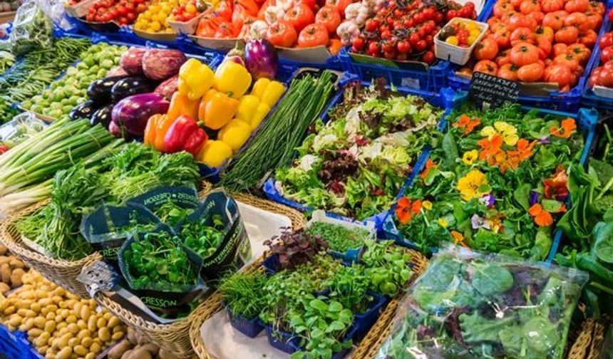 Ramazan ayının yaklaşmasıyla birlikte Mersin’de çarşı ve pazarlarda fiyat artışları daha