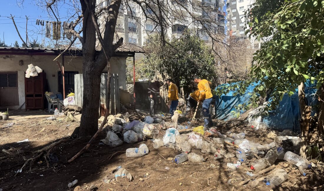 Mezitli Belediyesi ekipleri, gerçekleştirdikleri temizlik operasyonunda bir evden 4 kamyon dolusu,