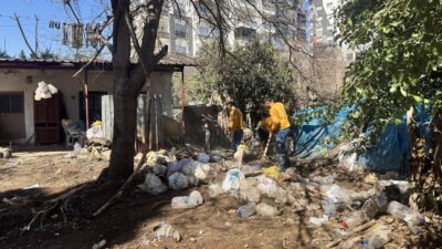 Mezitli Belediyesi ekipleri, gerçekleştirdikleri temizlik operasyonunda bir evden 4 kamyon dolusu,