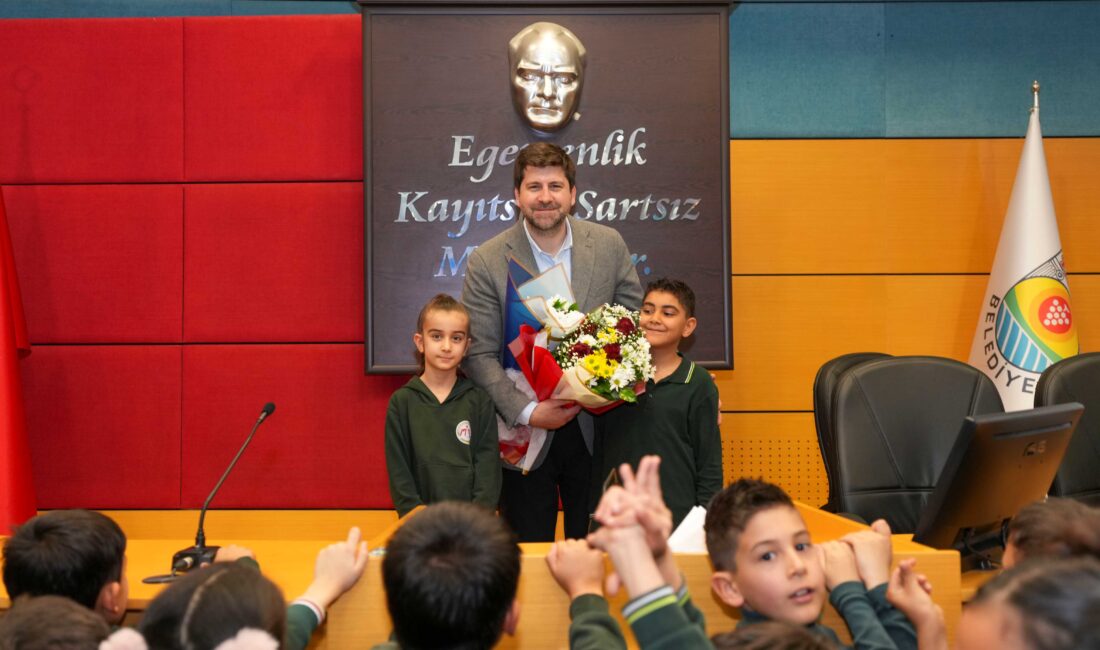 Tarsus’ta Musa Bengi İlkokulu 2. sınıf öğrencileri, yerel yönetimlerin işleyişini