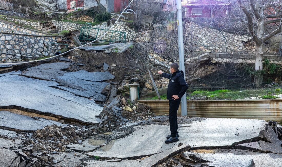 MEZİTLİ’DE HEYELAN, BAŞKAN TUNCER SAHADA, ÇALIŞMALAR SÜRÜYOR Mezitli ilçesine bağlı Fındıkpınarı Mahallesi’nde etkili olan yoğun yağışların ardından