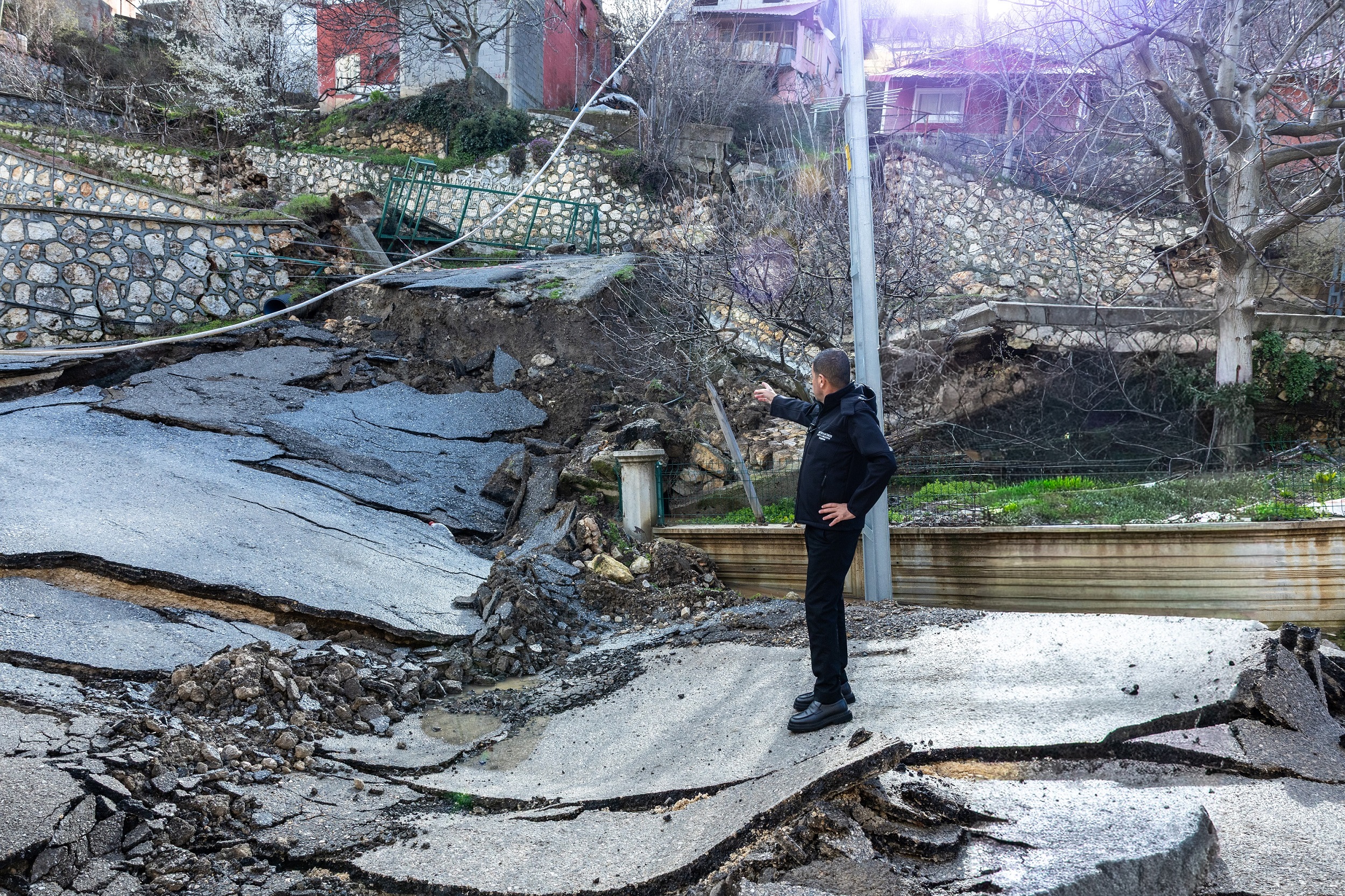 MEZİTLİ’DE HEYELAN, BAŞKAN TUNCER SAHADA, ÇALIŞMALAR SÜRÜYOR
