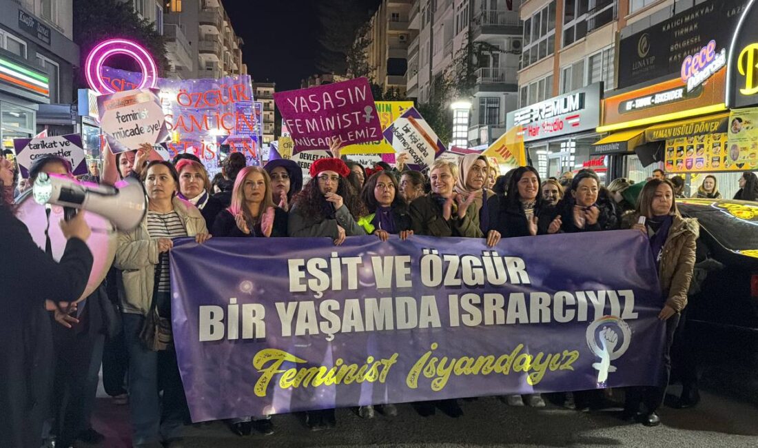 8 Mart’ta Mersin Feminist Gece Yürüyüşündeydi Mersin’de bu yıl 14’üncüsü düzenlenen Feminist Gece Yürüyüşü’nde kadınlar Kushimoto