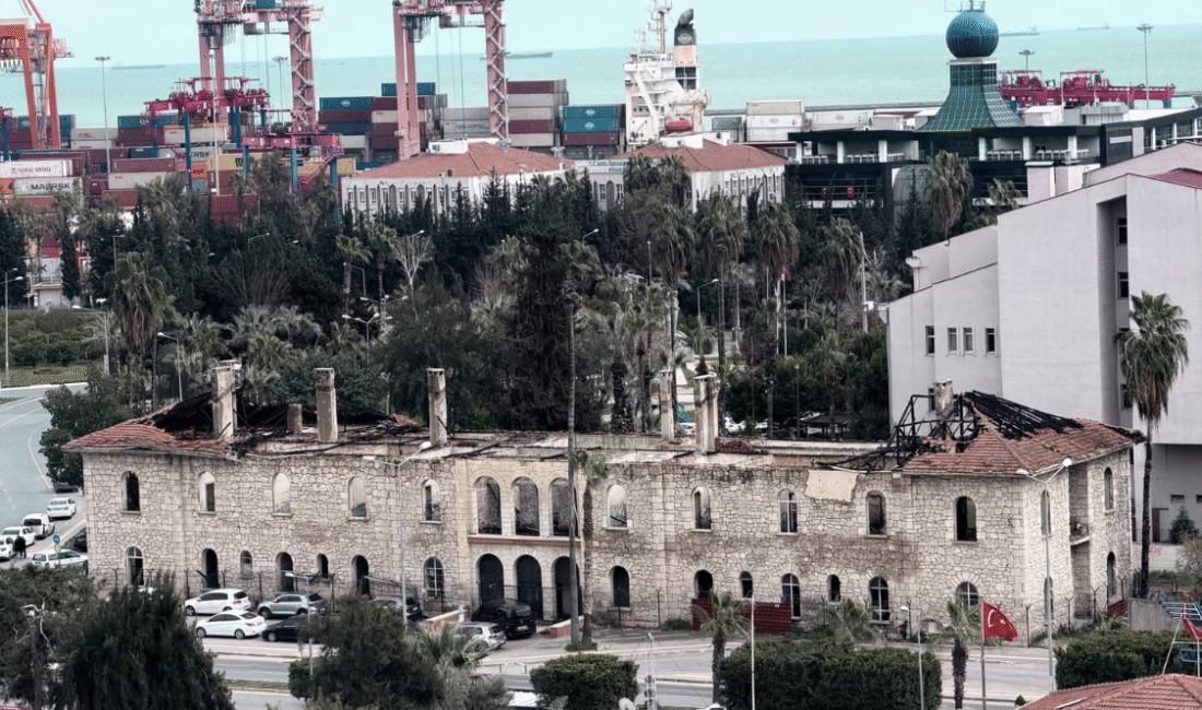 Mersin Tren İstasyonu karşısında bulunan eski Türk Kızılay binasının bakımsız hali tepkilere neden