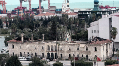 Mersin Tren İstasyonu karşısında bulunan eski Türk Kızılay binasının bakımsız hali tepkilere neden