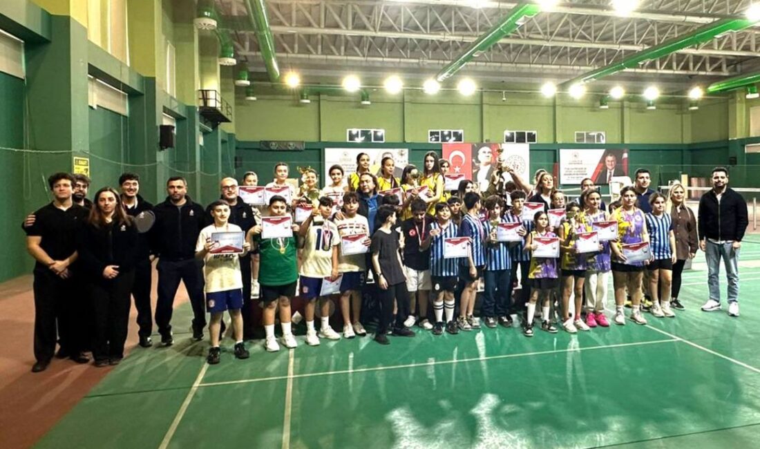 Mersin’de düzenlenen Okul Sporları Badminton Küçükler İl Birinciliği müsabakaları, sporcuların