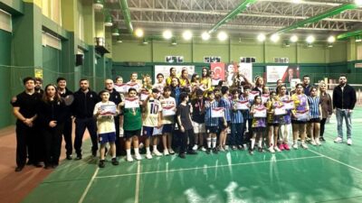 Mersin’de düzenlenen Okul Sporları Badminton Küçükler İl Birinciliği müsabakaları, sporcuların