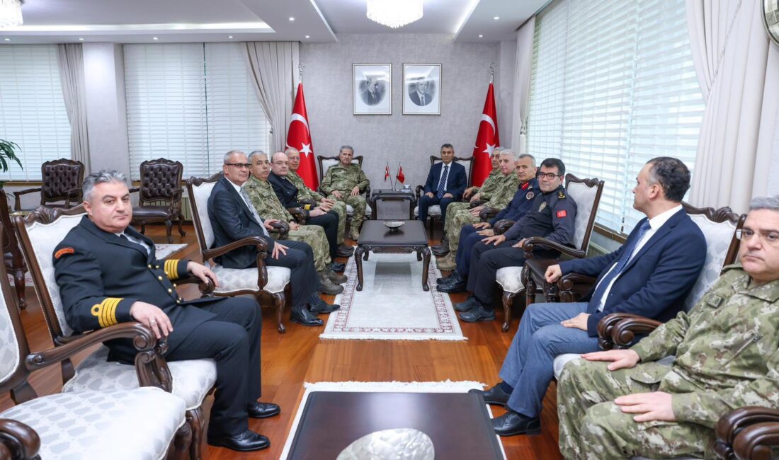 Mersin Valisi Atilla Toros, ziyaretine gelen Kara Kuvvetleri Komutanı Orgeneral