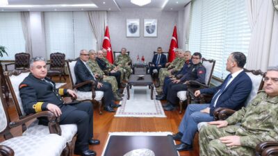 Mersin Valisi Atilla Toros, ziyaretine gelen Kara Kuvvetleri Komutanı Orgeneral