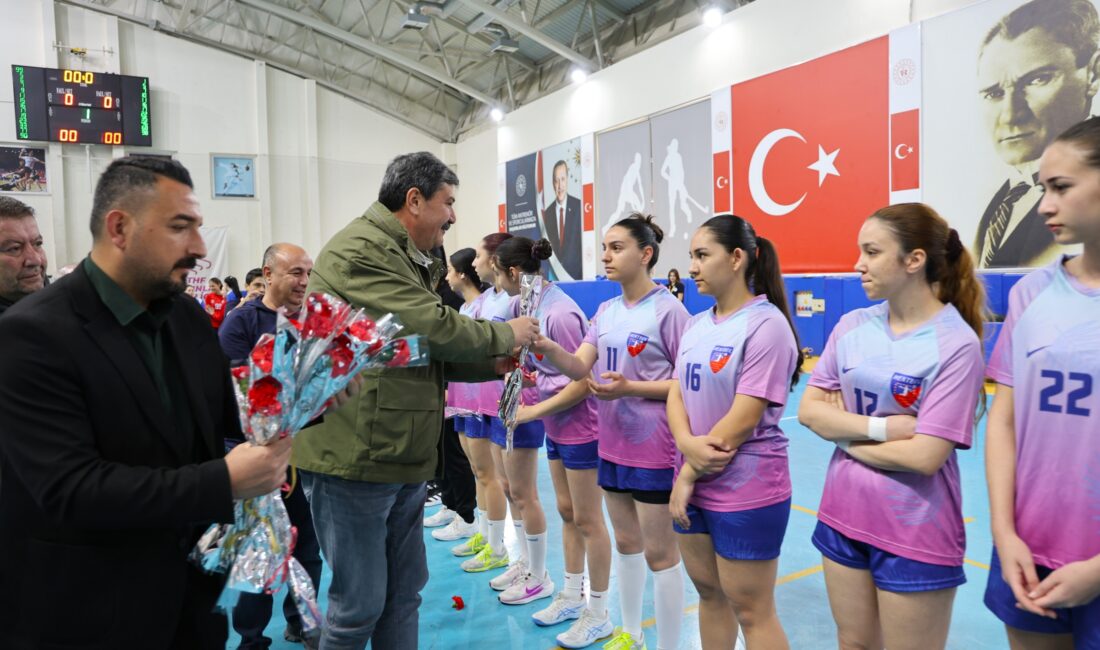 TOROSLAR’IN MELEKLERİ 8 MART’TA PARKEYE İNDİ Toroslar Belediyesi Spor Kulübü Kadın Hentbol Takımı, 8 Mart Dünya