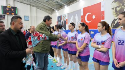 TOROSLAR’IN MELEKLERİ 8 MART’TA PARKEYE İNDİ Toroslar Belediyesi Spor Kulübü Kadın Hentbol Takımı, 8 Mart Dünya