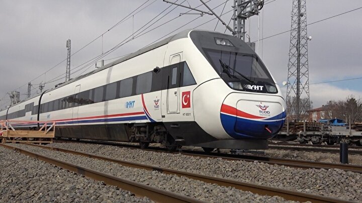 Mersin’i Adana’ya bağlayacak hızlı tren projesinin Mersin–Tarsus–Adana etabında ray döşeme