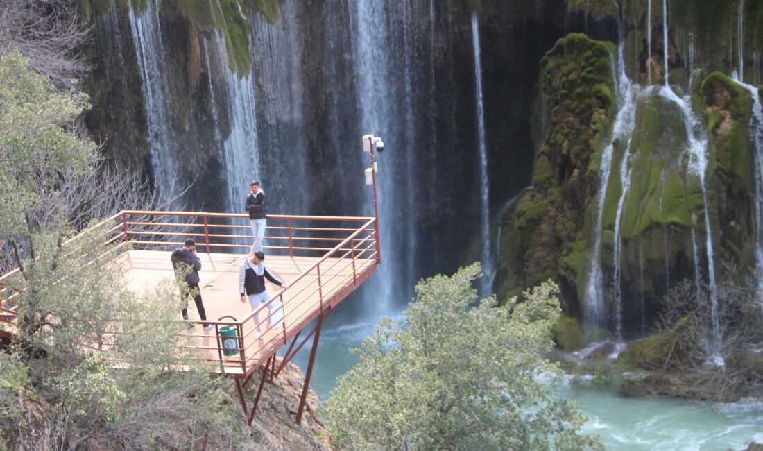 Mersin’in saklı cenneti Yerköprü Şelalesi ziyaretçileri hayran bırakıyor Mersin’in Mut ilçesinde bulunan Yerköprü Şelalesi, kendine özgü ekosistemi, derin