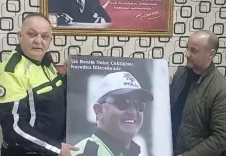 Tarsus’ta trafik polisine anlamlı sürpriz Mersin’in Tarsus ilçesinde yıllardır özveriyle çalışan trafik polisi esnafın sürpriz