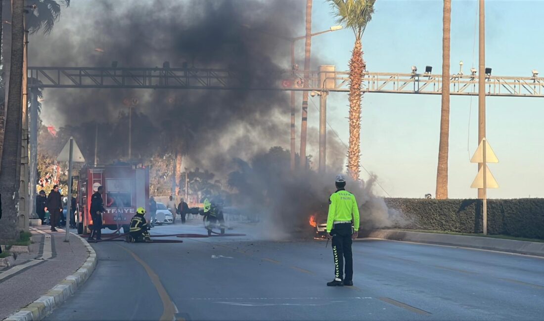 Mersin’de seyir halindeki otomobil alev alev yandı, araçta bulunan 2