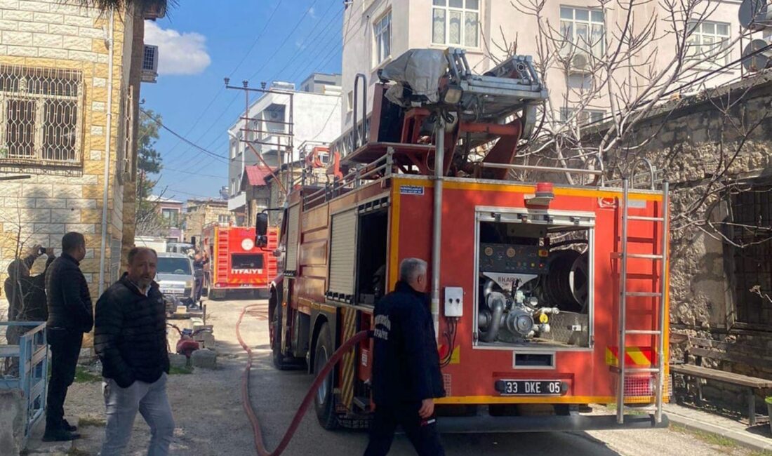 Mersin’in Mut ilçesinde bir binanın çatı katında çıkan yangın itfaiye